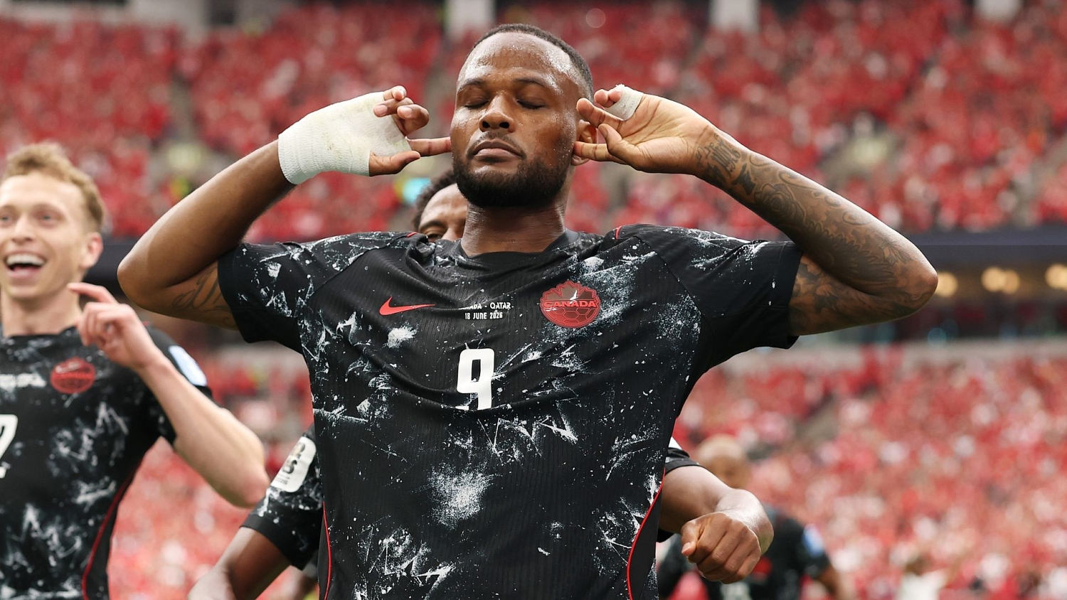 Cyle Larin abre el marcador para Canadá en contra de Qatar