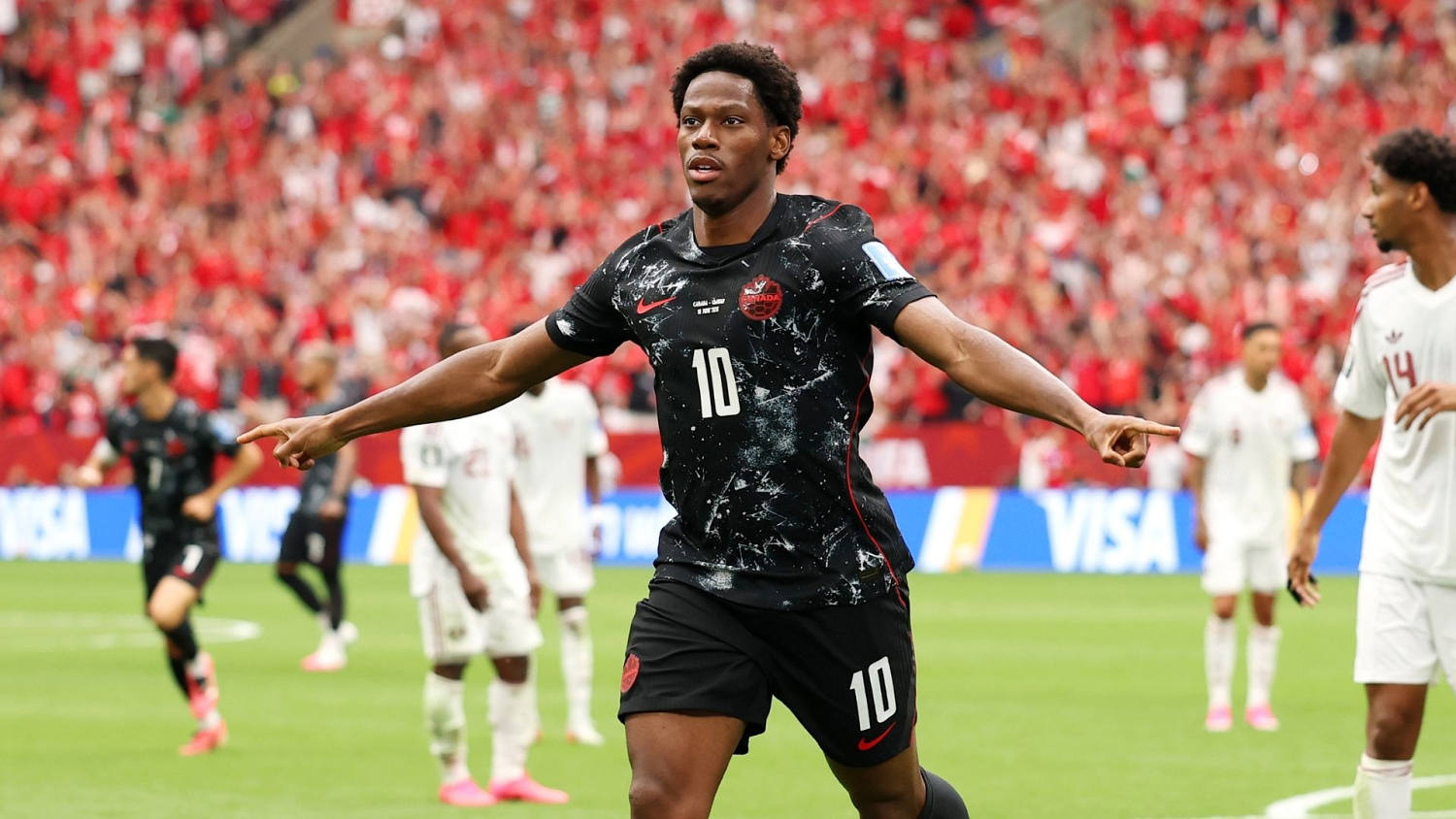 Jonathan David no perdona: Bombazo y adentro para el 2-0 de Canadá