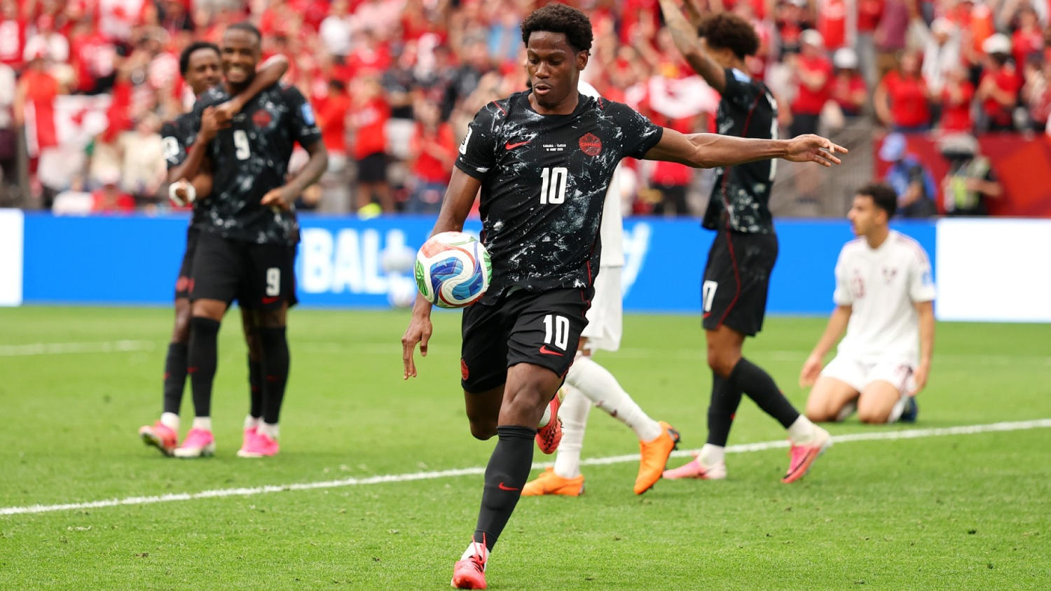 Jugadores y cuerpo técnico de Canadá muestran su apoyo a Ismael Koné quien sufrió fractura