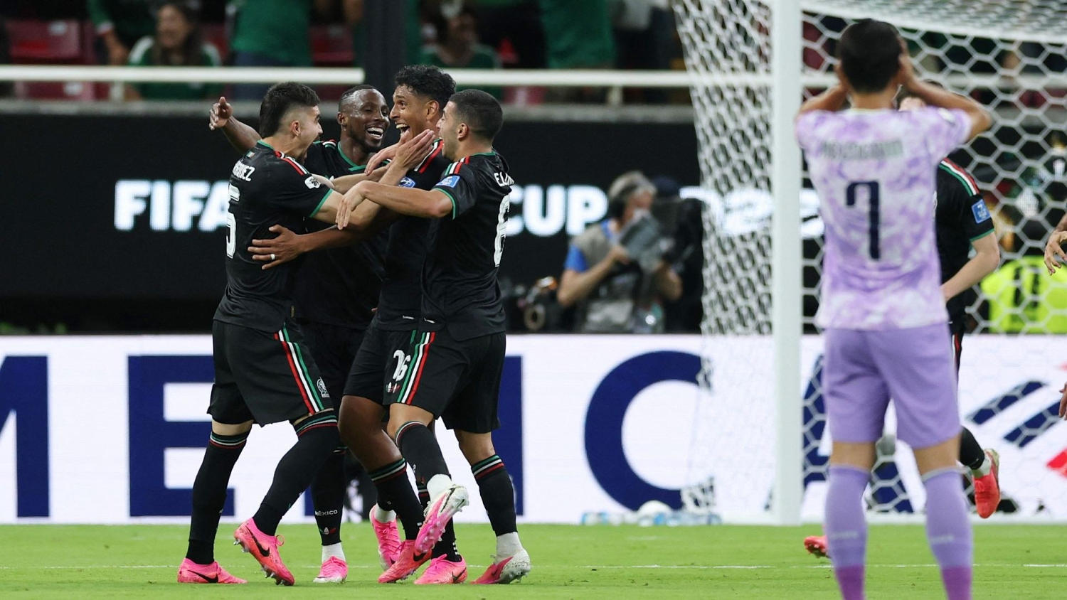 ¡Gol de México! Luis Romo aprovecha un error para dar la ventaja a México