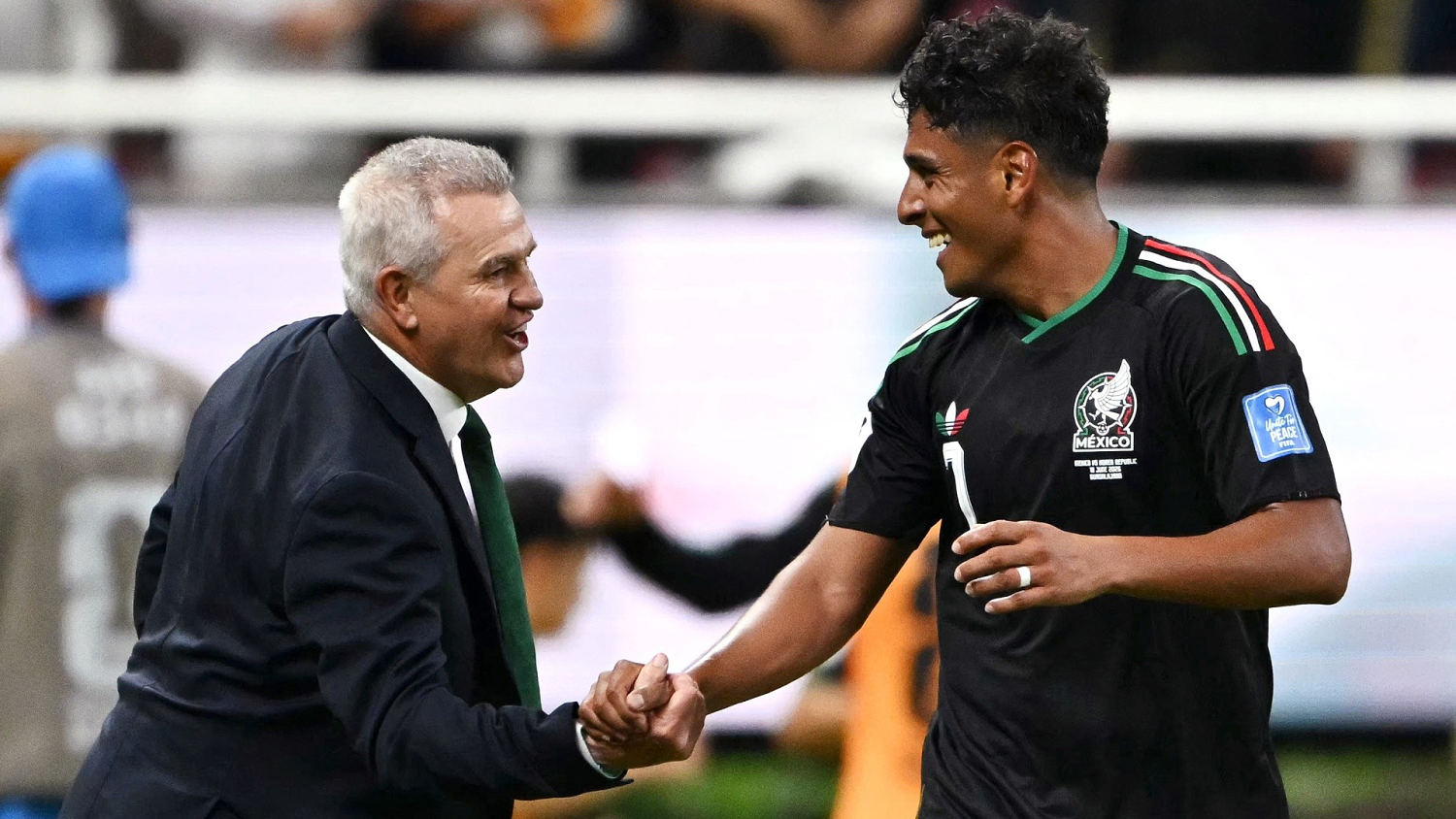 ¡Intensidad en el banquillo! Las emociones de Aguirre en la victoria mexicana ante Corea
