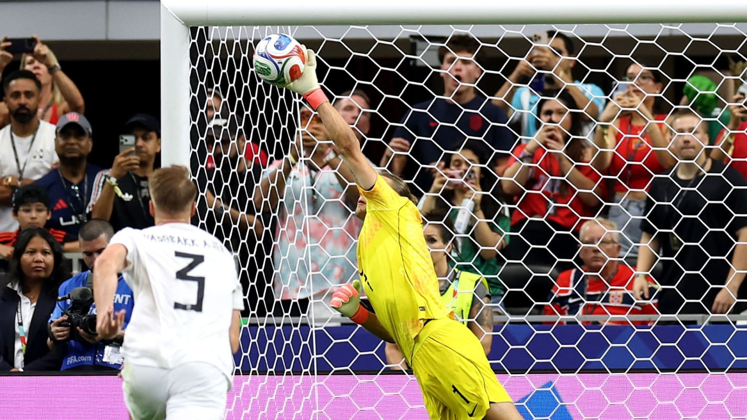 ¡Drama total! Una atajada enorme de Ørjan Nyland salva a Noruega y a Haaland