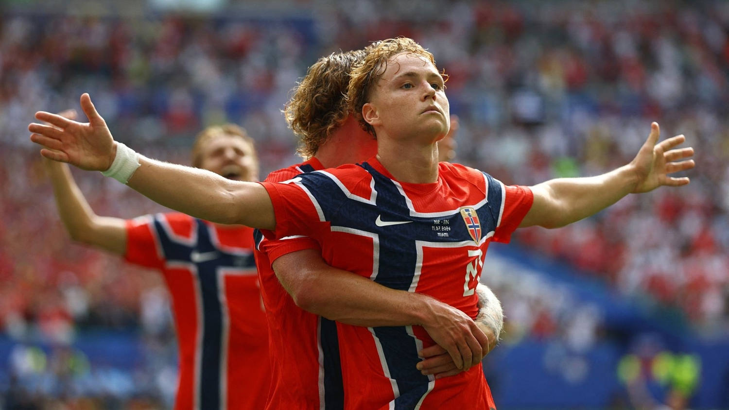 Andreas Schjelderup anota un golazo para que Noruega tenga ventaja sobre Inglaterra