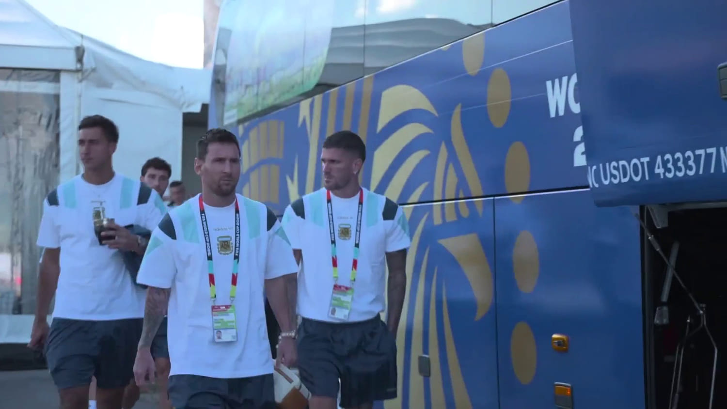 Listo el Campeón del Mundo: así salieron Messi y Argentina rumbo al estadio para enfrentar a Suiza