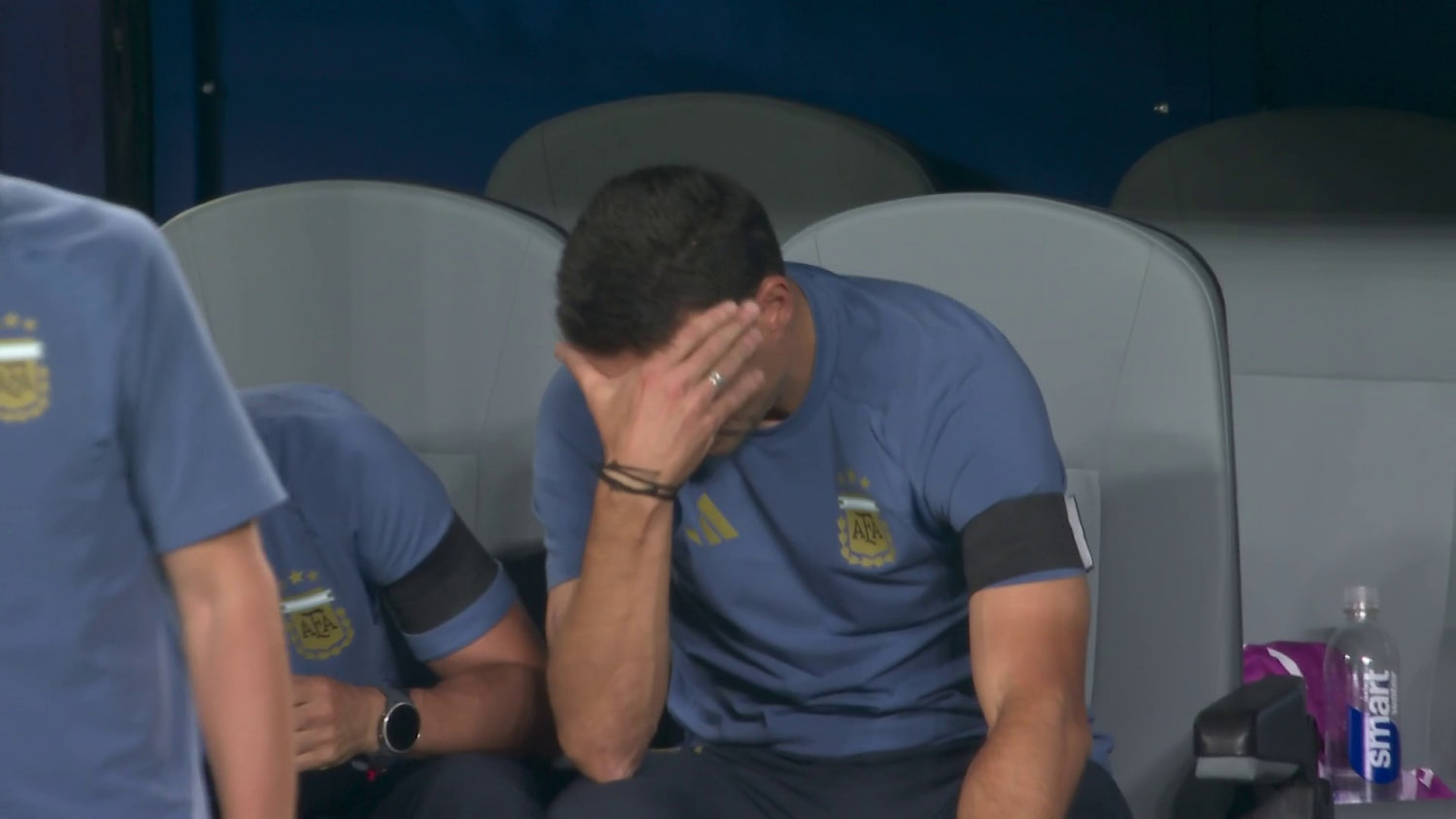 El show de Scaloni en la banca: conmovido y sin festejar en el triunfo de Argentina ante Suiza
