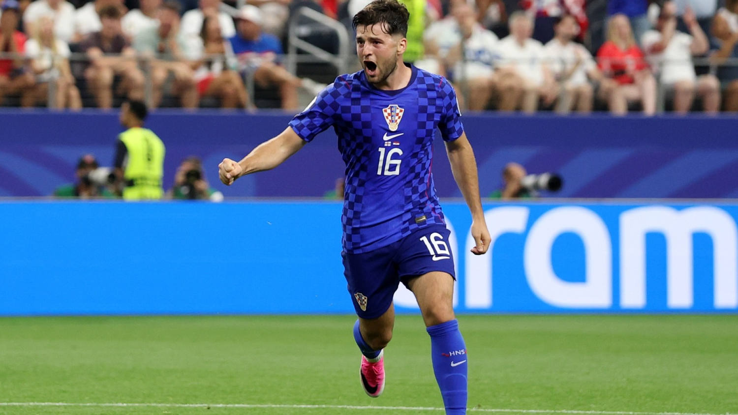 Martin Baturina con un riflazo desde fuera del área consigue el empate para Croacia ante Inglaterra
