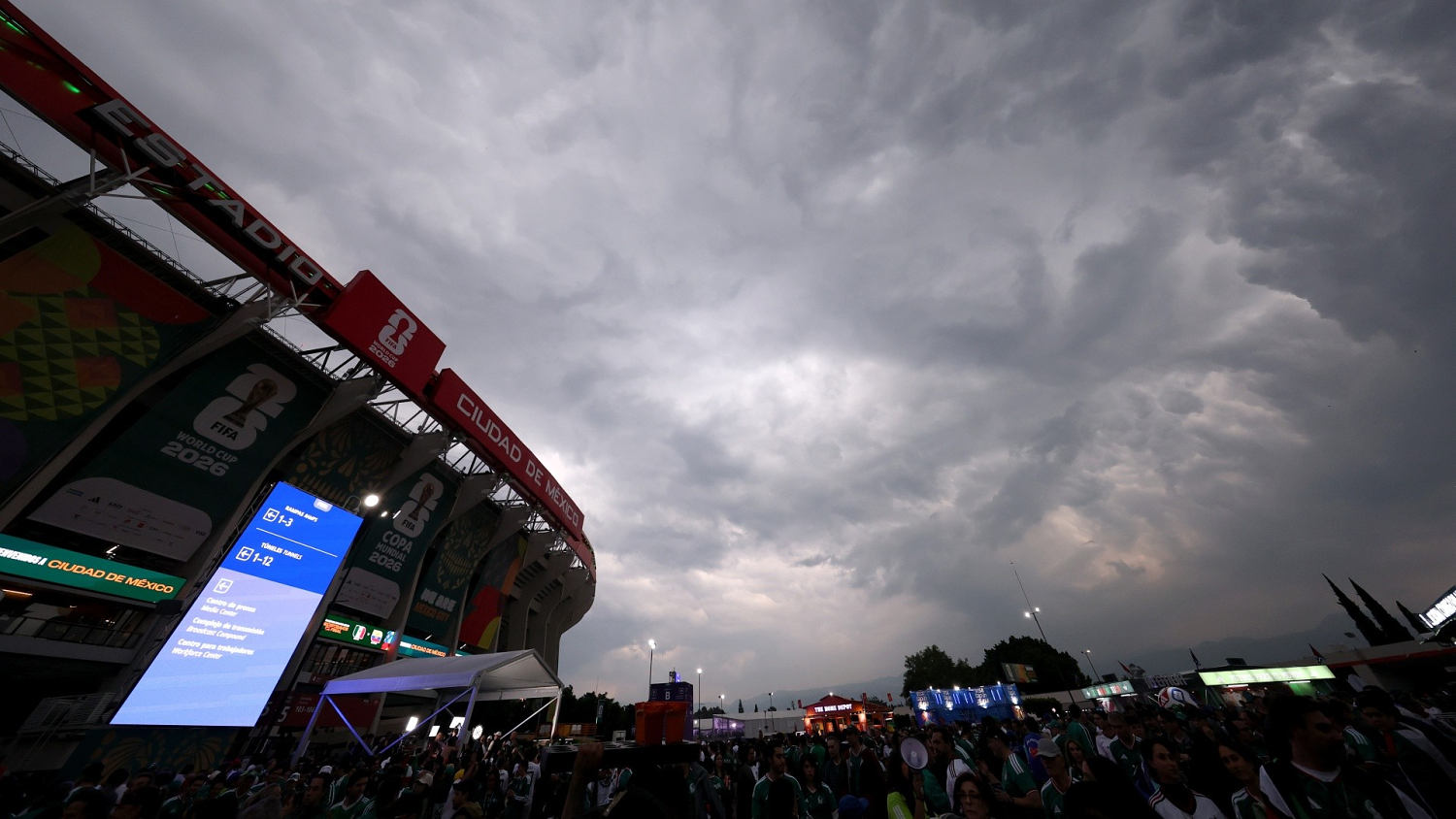 Lluvia y tensión retrasan el México vs. Ecuador | Enlace Mundial