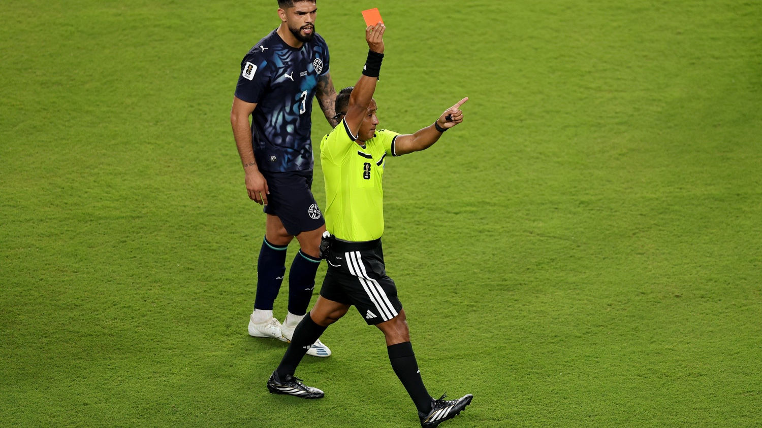 ¡Expulsión histórica! Almirón ve la primera roja por la nueva regla