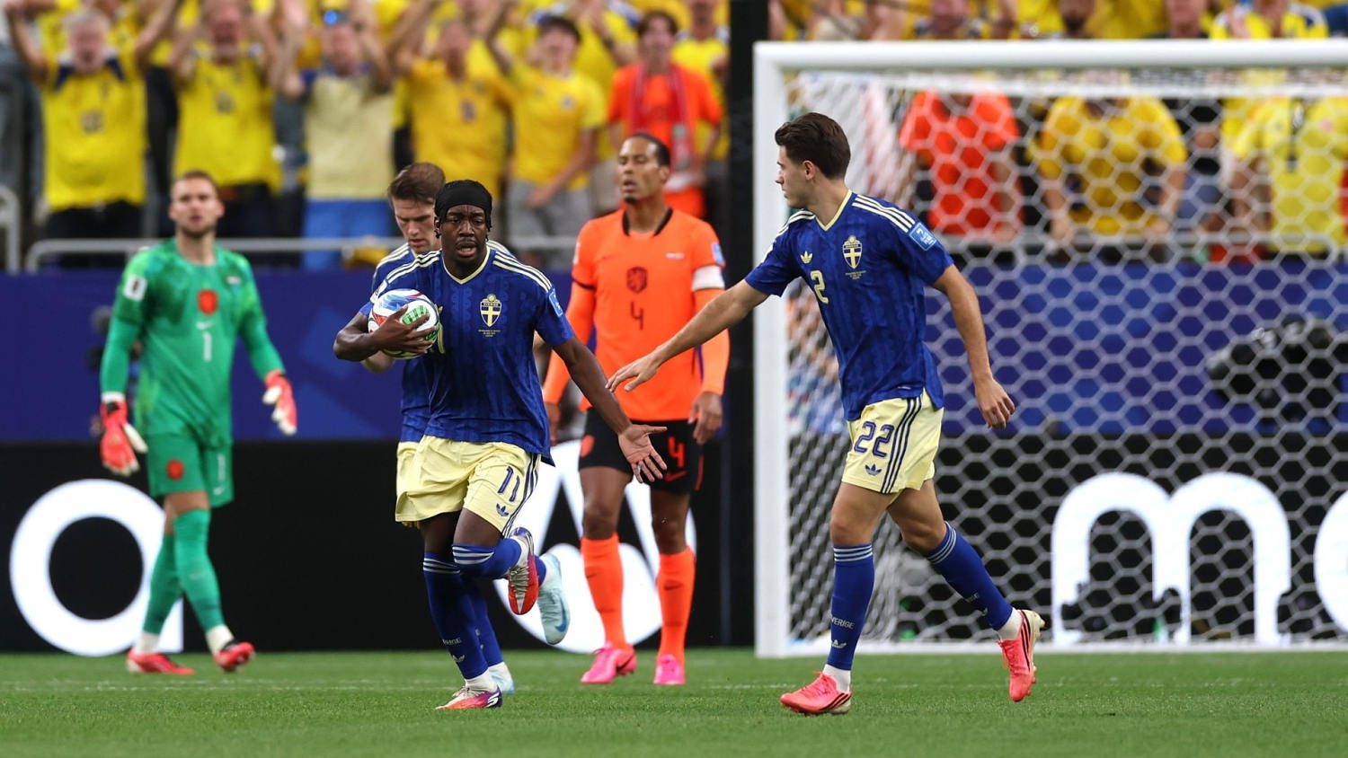 Tremenda carrera de Anthony Elanga para el descuento de Suecia