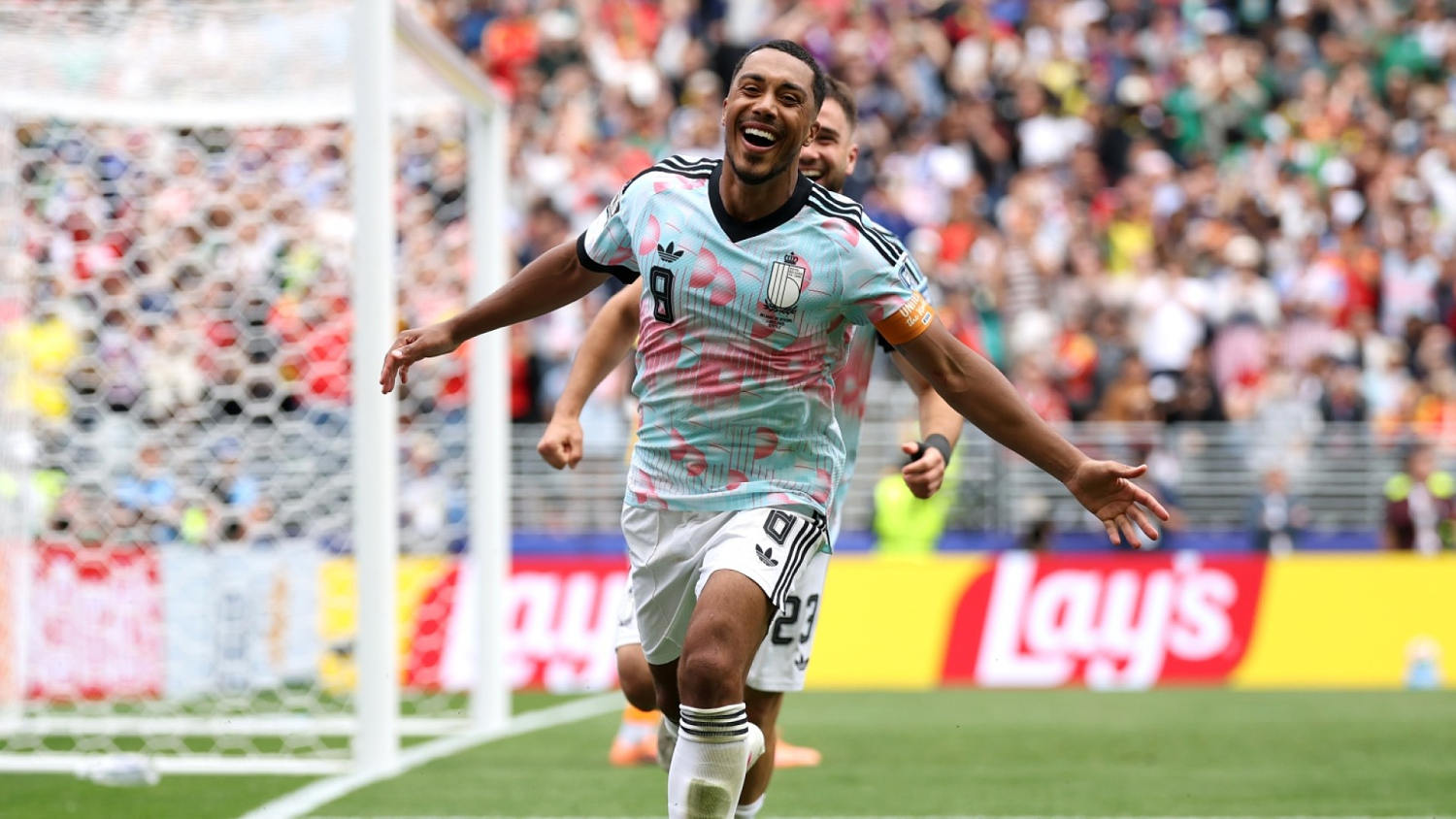 Bélgica resucita sobre el final y clasifica a octavos