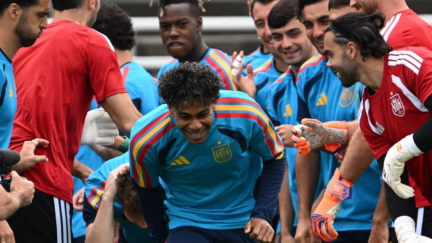 Fila india para Yamal: así celebró España su cumpleaños en el entrenamiento previo a la Semifinal