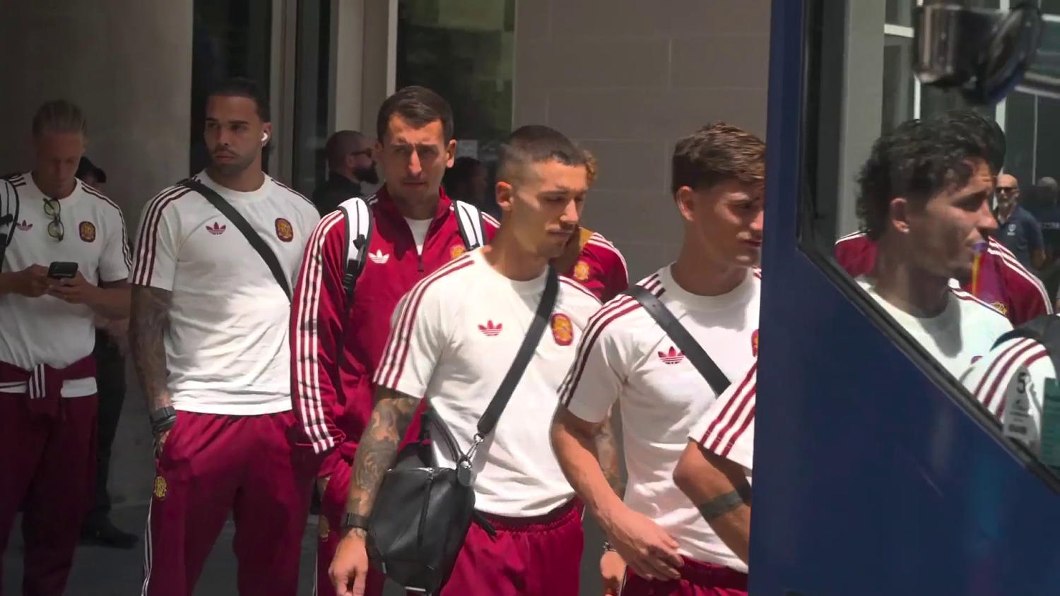 Concentración total: España sale del hotel entre su afición rumbo al estadio para la Semifinal