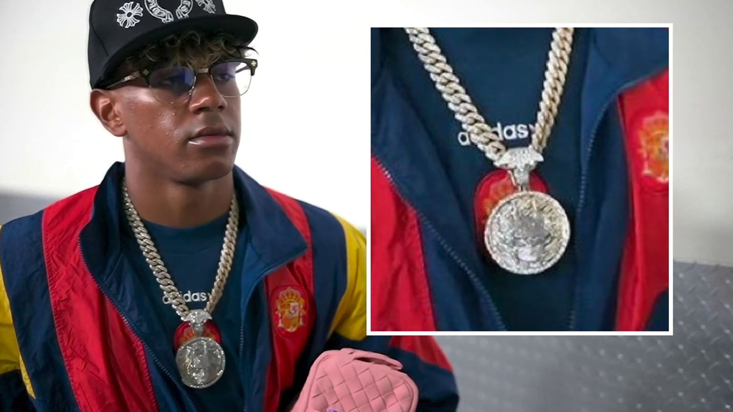 Lamine Yamal presume un gigantesco collar... ¿inspirado en Batman?