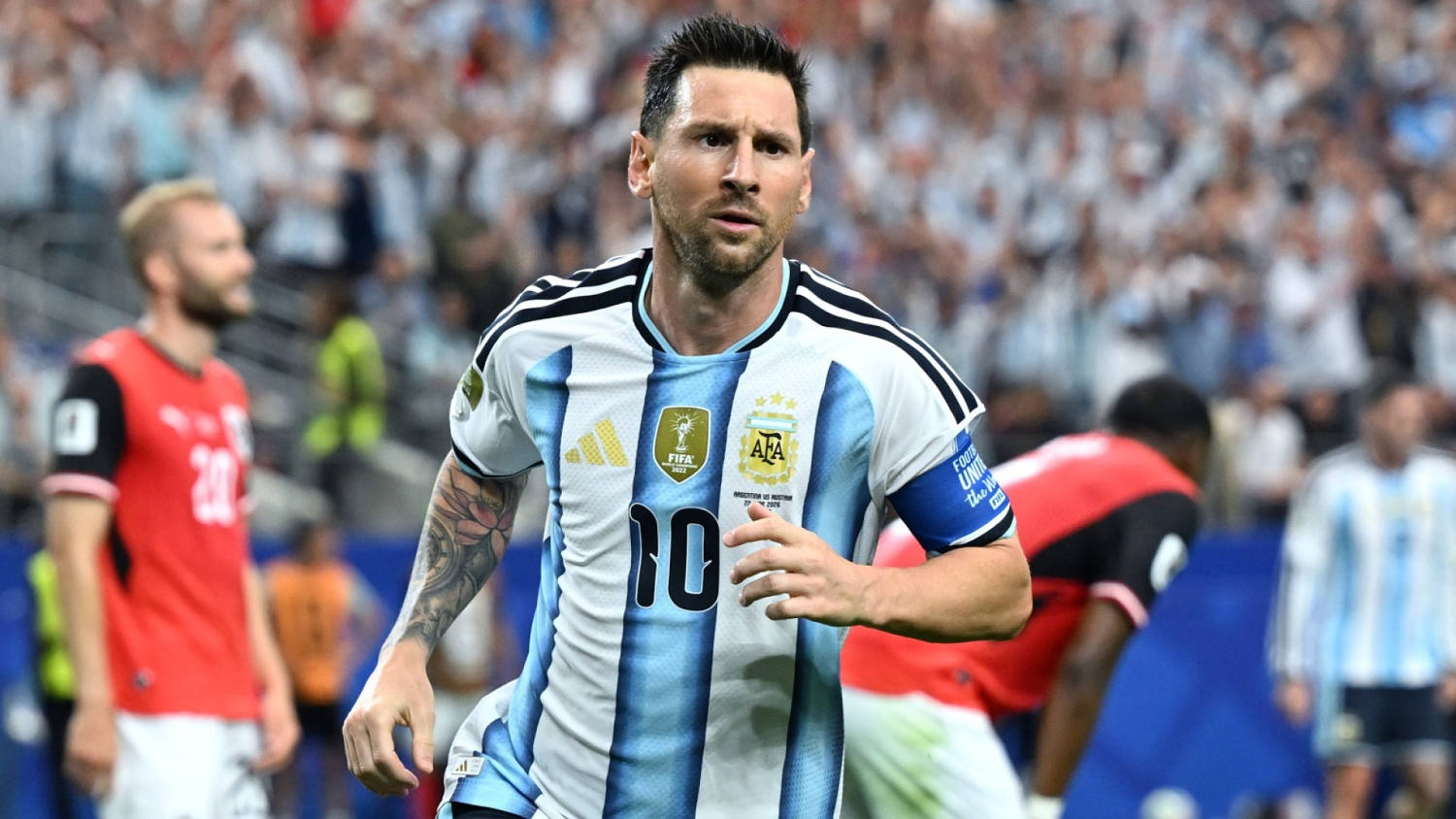 Un doblete de Messi le da la victoria a Argentina ante Austria.