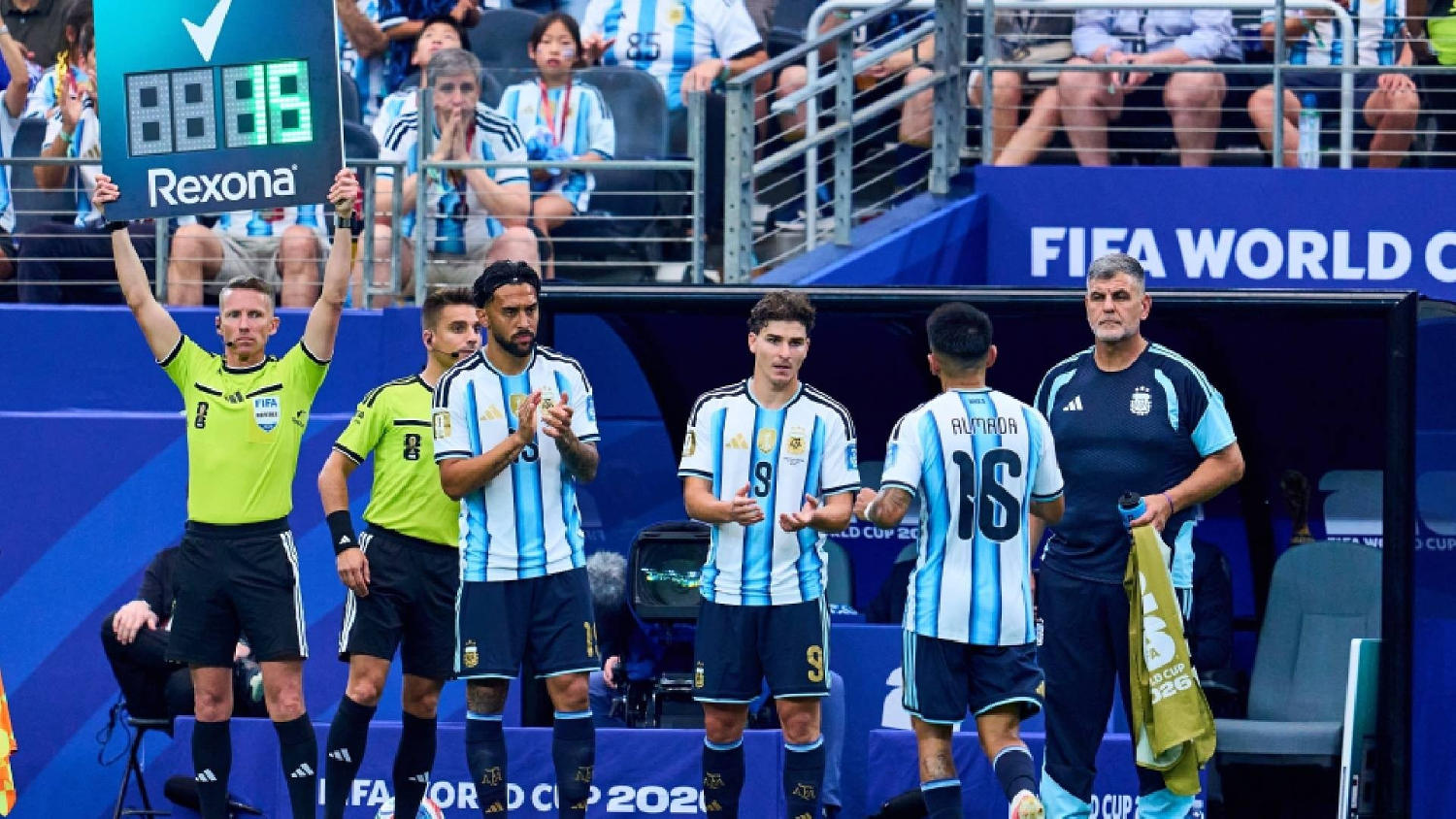 Julián Álvarez se rinde ante MessI: “Estos momentos son mágicos”