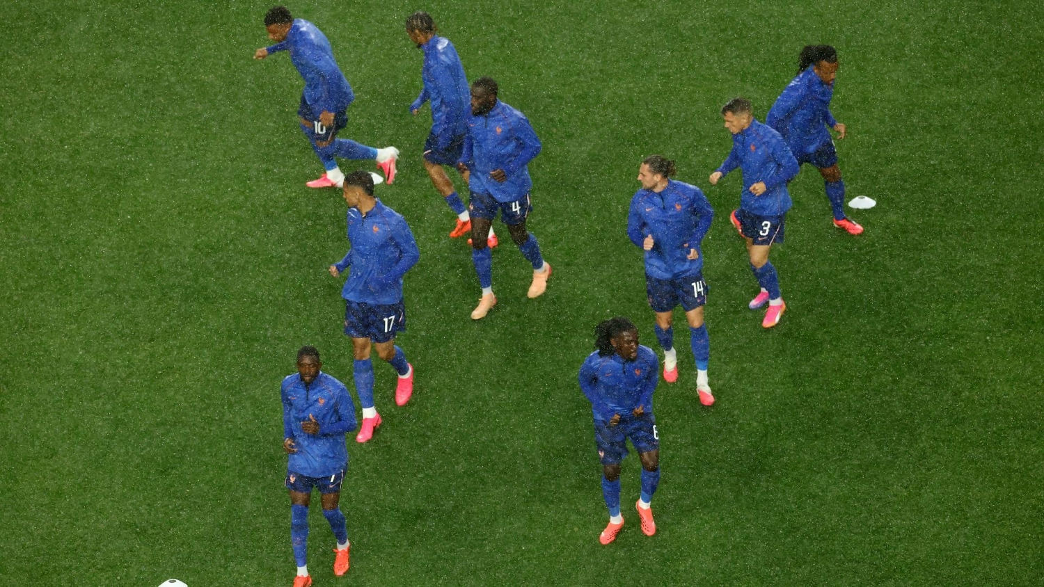 ‘Les Bleus’ vuelven a hacer calentamiento tras suspensión del partido