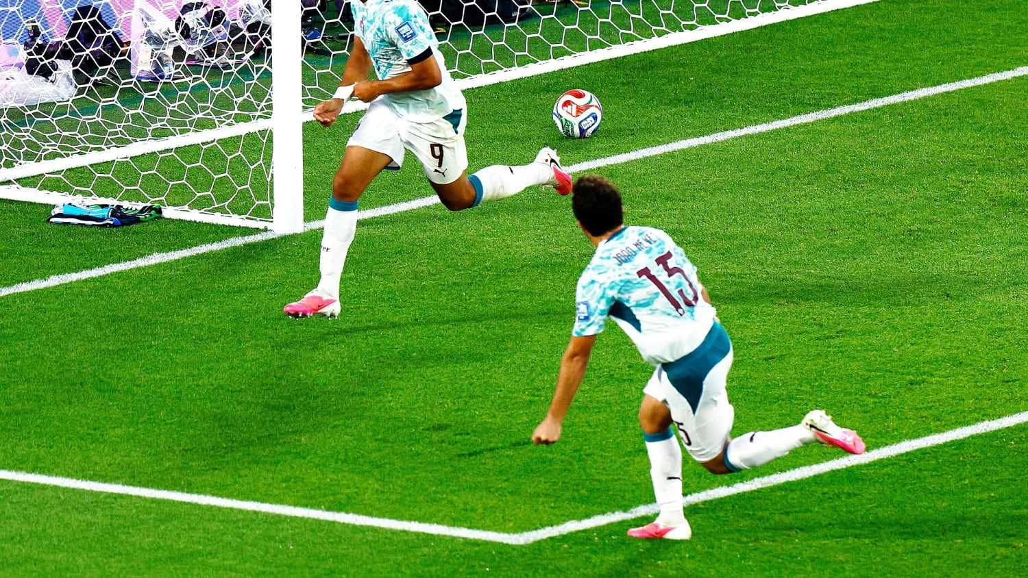 ¡Golazo de Gonçalo Ramos al 93' pone en ventaja a Portugal!