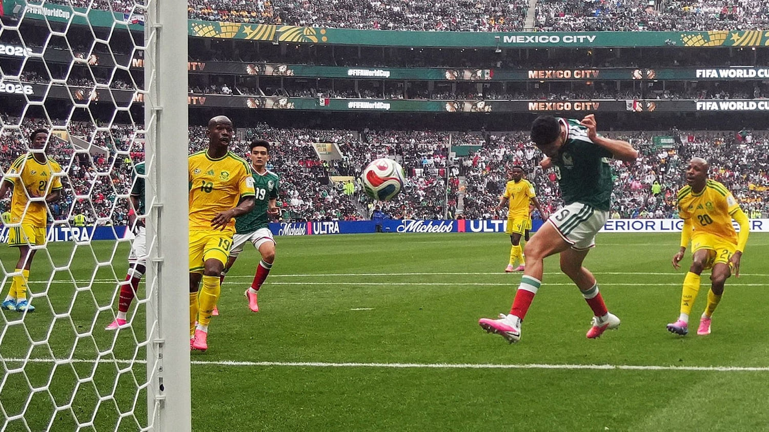 Raúl Jiménez anota el 2-0 con dedicación al cielo