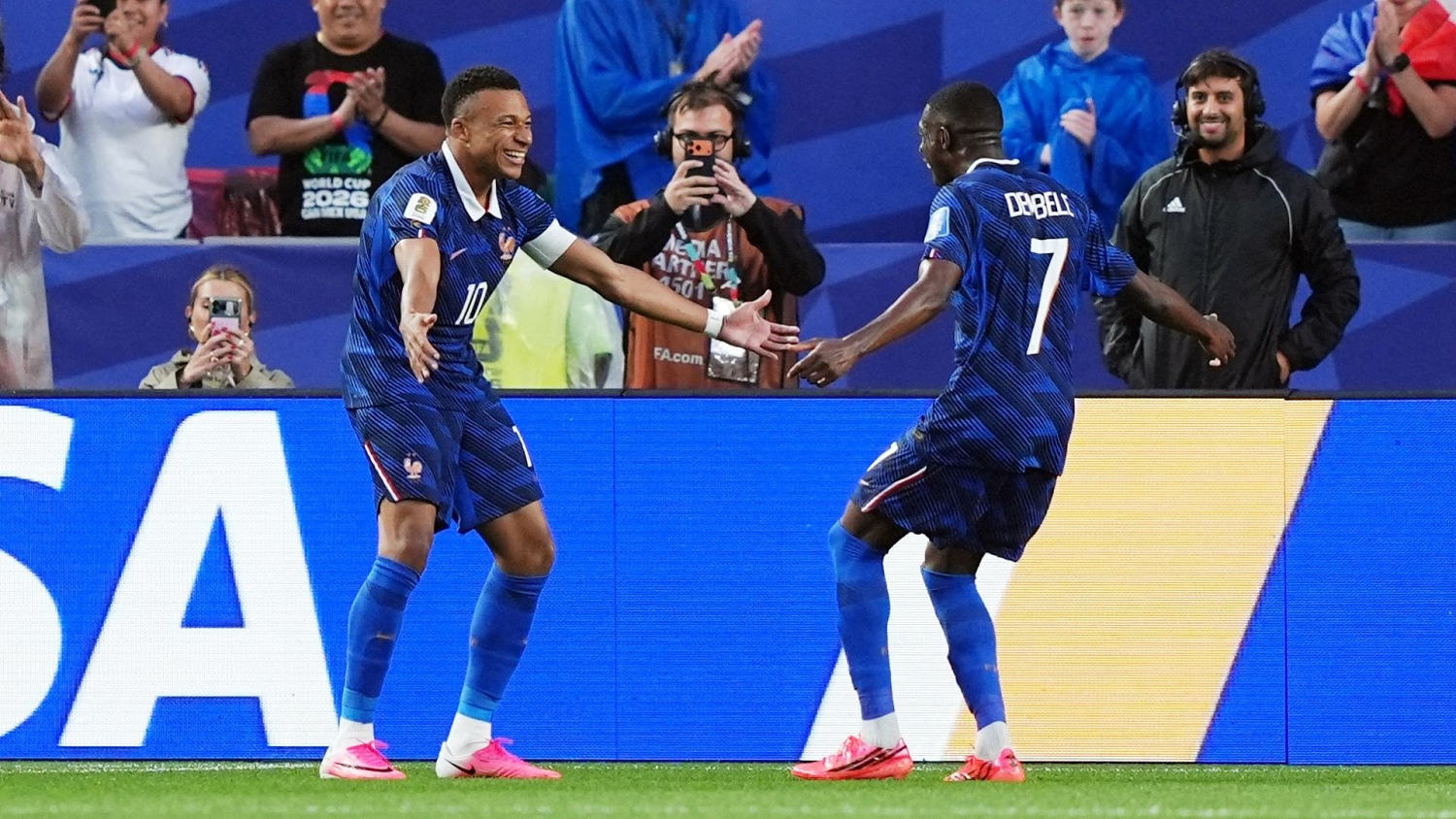 Mbappé aprovecha grave error de Irak y llega a 16 goles en Copas del Mundo
