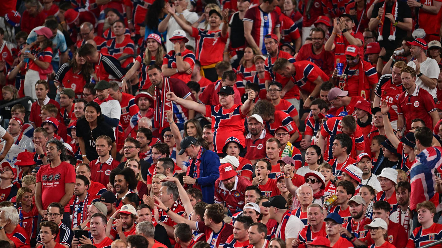 El famoso "Viking Row" se hizo presente con los fans de Noruega
