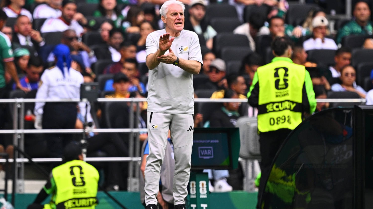 Dos rojas y mucho por trabajar, la conclusión del entrenador de Sudáfrica ante la derrota con México