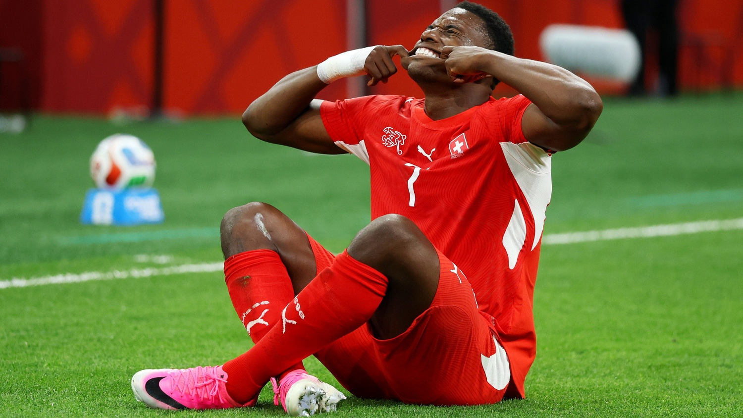 Embolo abre el marcador para Suiza tras una gran jugada de Manzambi