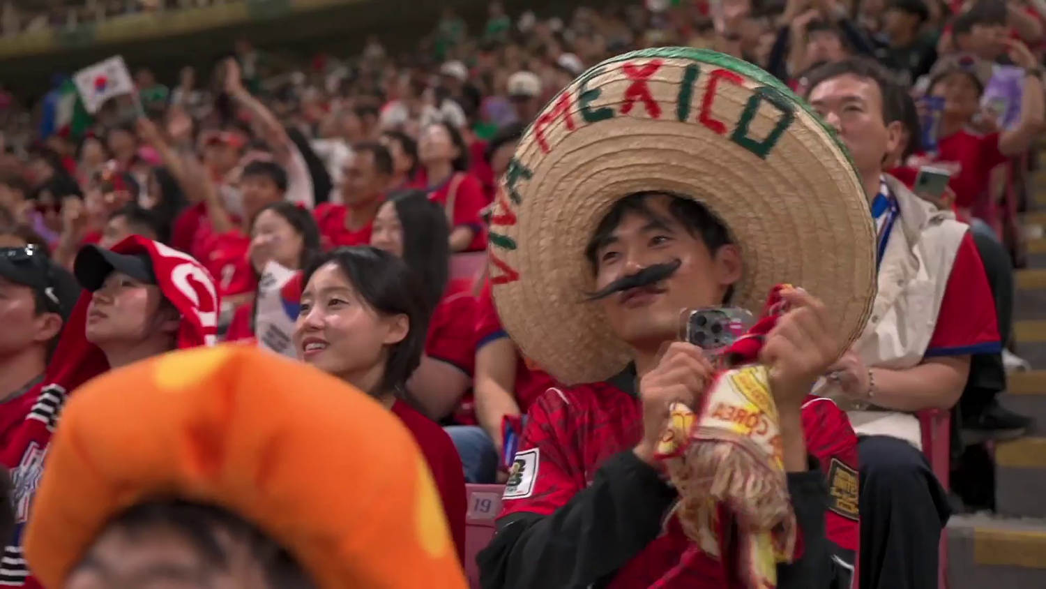 Con bigote y sombrero: aficionados coreanos cantan Cielito Lindo y conquistan Guadalajara