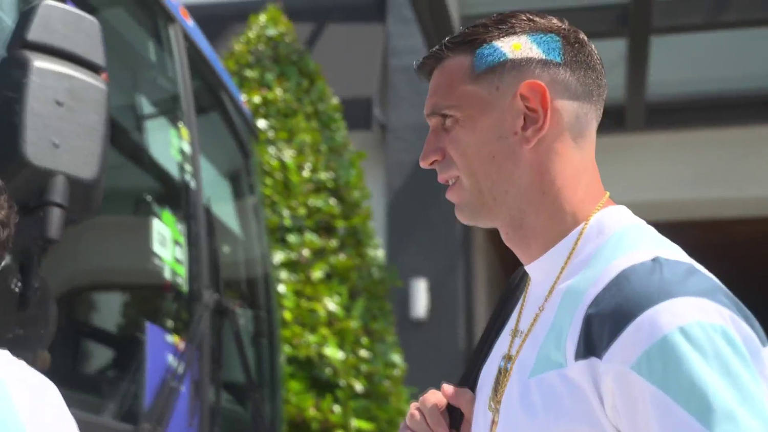 ‘Dibu’ Martínez luce nuevo look para la primera ronda de eliminatorias