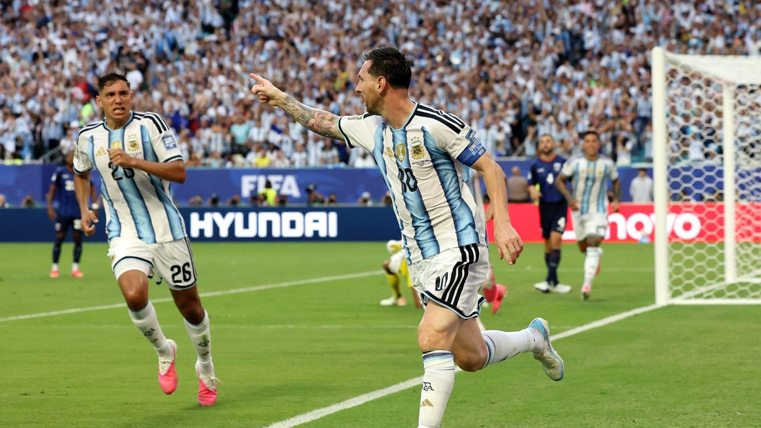 Messi brilla con un control y una definición preciosa para anotar el primero de Argentina