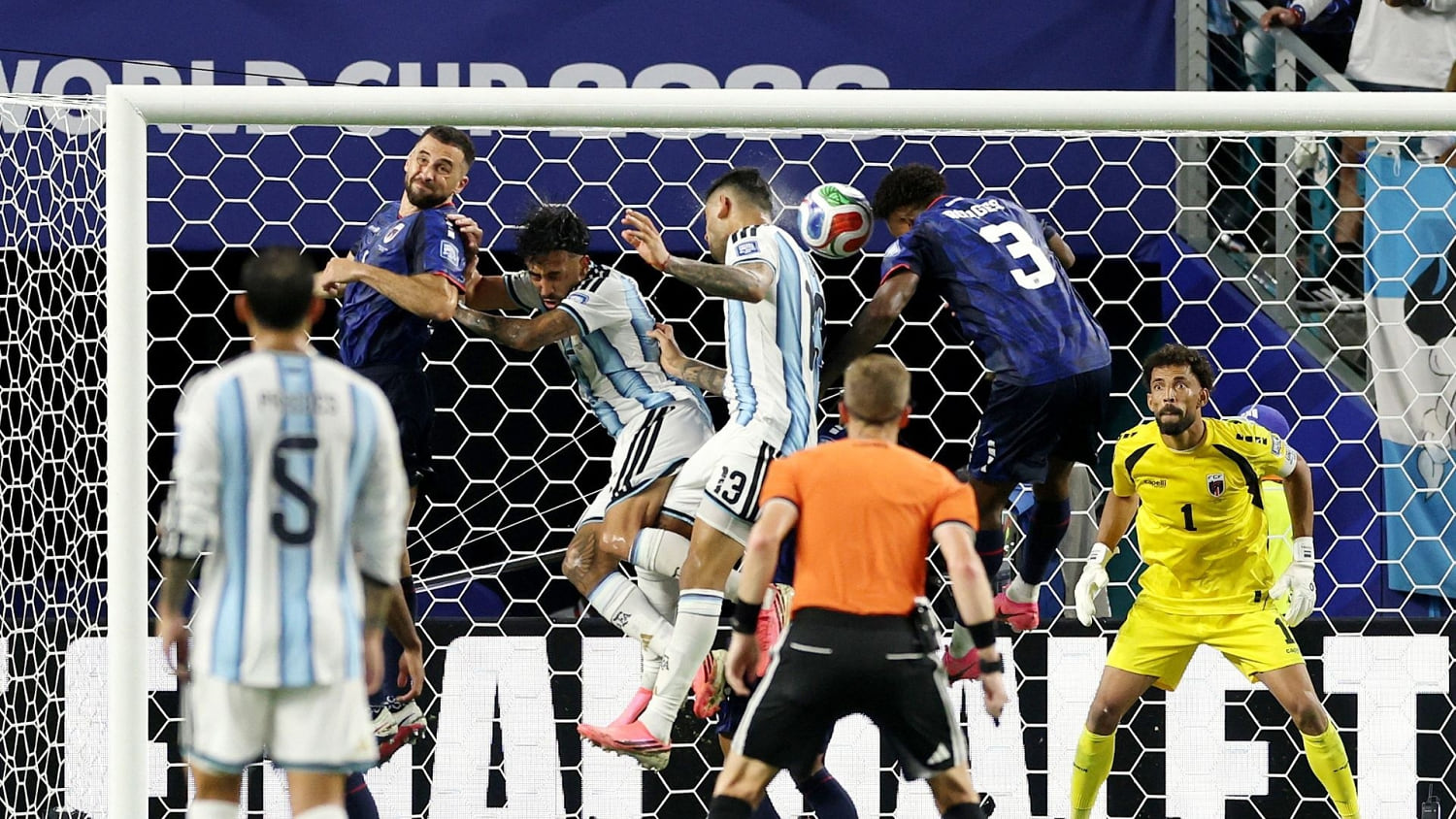 ¡Cristian Romero! El central logró el tercero de Argentina para superar a Cabo Verde