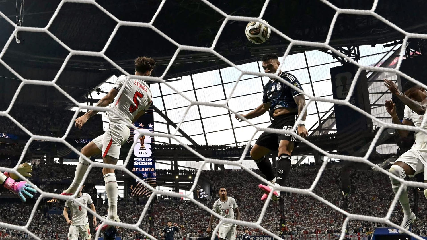 ¡Se desata la locura! Lautaro Martínez marca el 2-1 ante Inglaterra