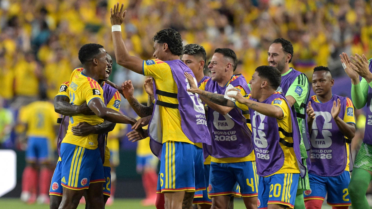 Abrazo total en el banquillo colombiano tras abrir el marcador