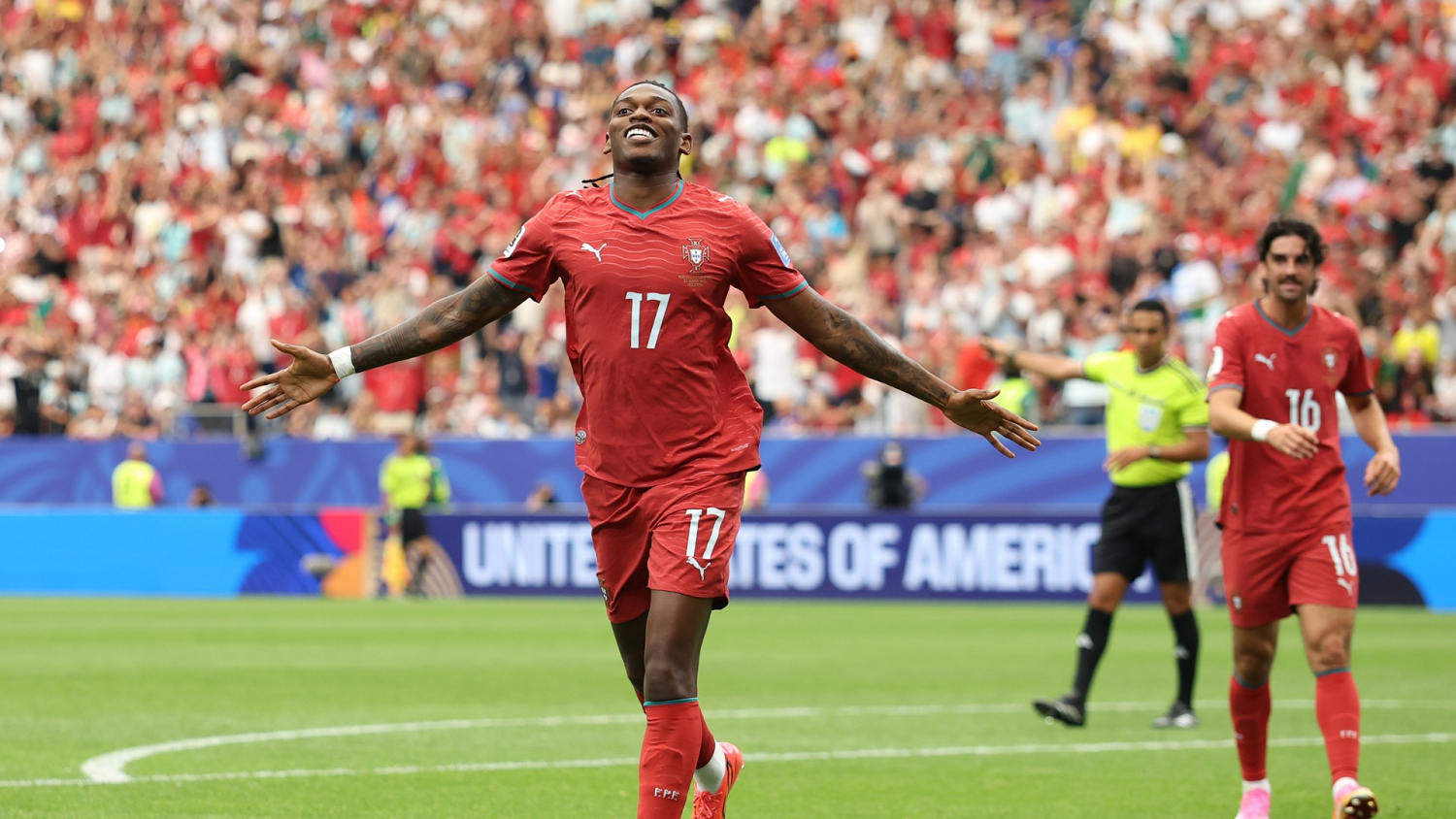 Rafael Leao cierra la goleada de Portugal con un potente remate