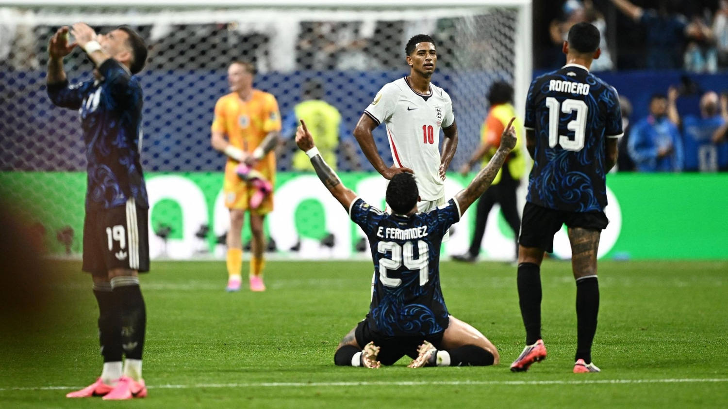 Messi festeja frente a una Inglaterra devastada