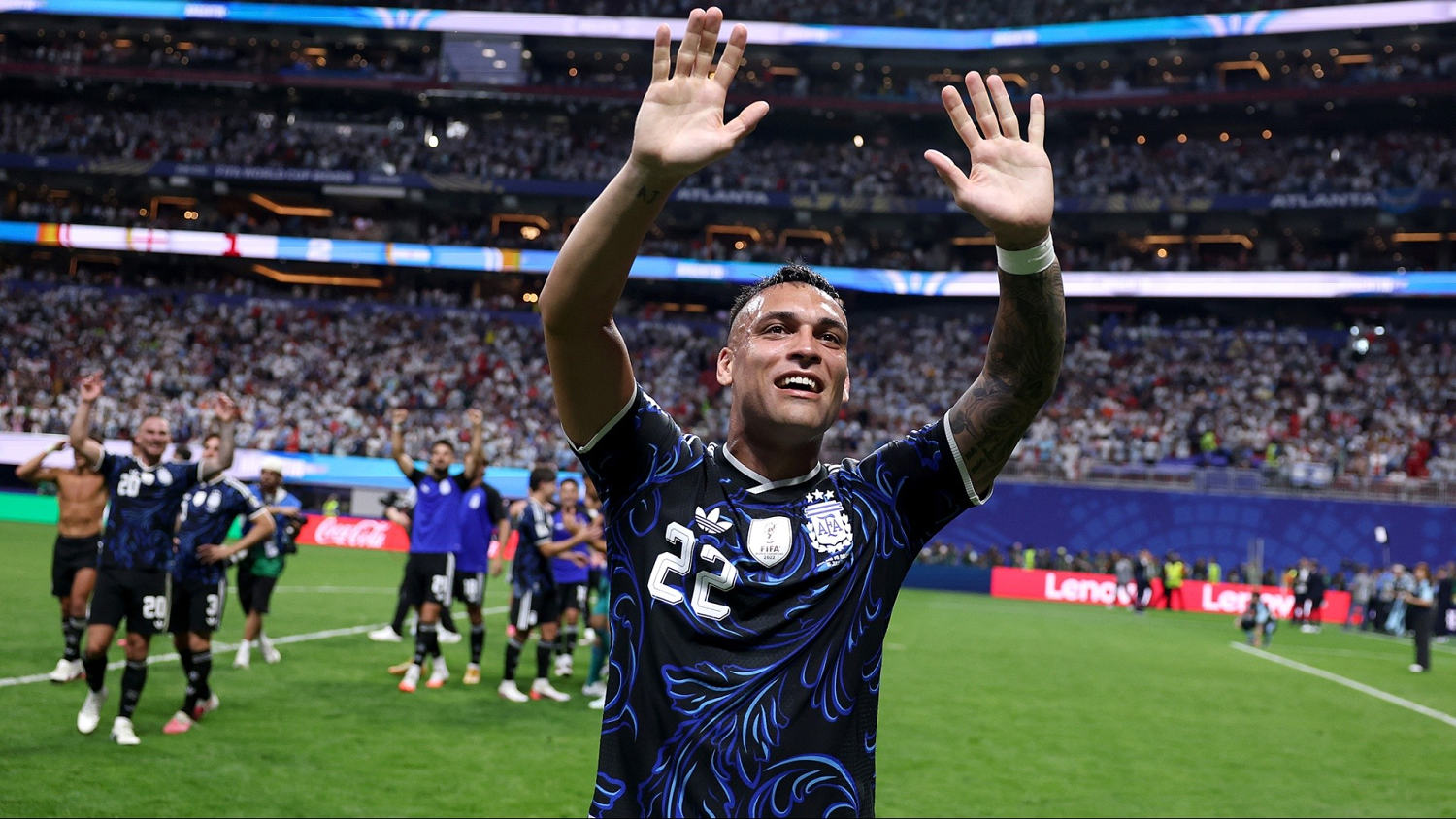 Scaloni y un emocionado Lautaro festejan el pase a la final, mientras Harry Kane lamenta la derrota