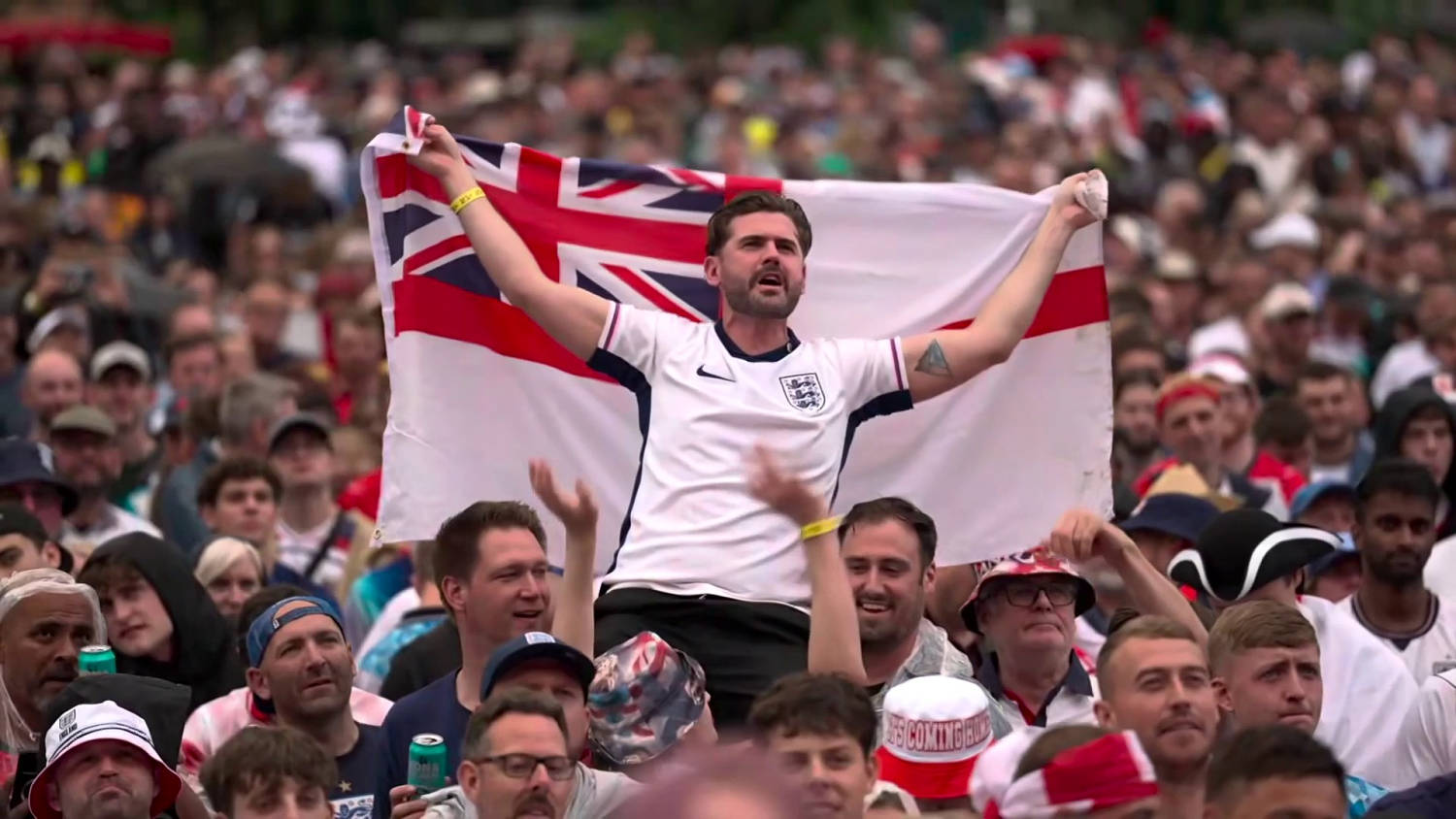 El canto y el baile enciende a los aficionados de Inglaterra y Ghana