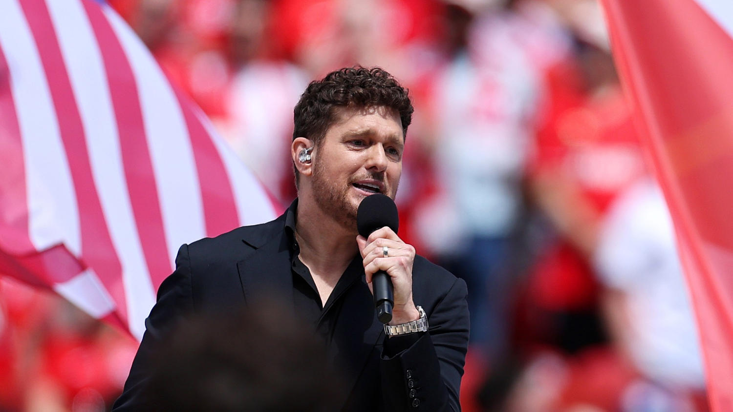 Michael Bublé se suma al festejo global y pone voz al desfile de banderas