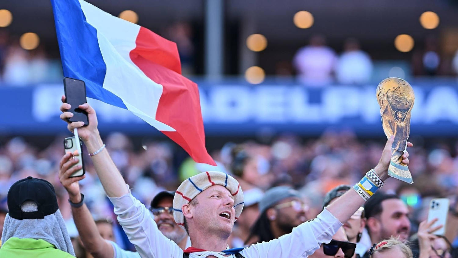 La hinchada francesa toma Philadelphia y celebran en grande el gol de Mbappé