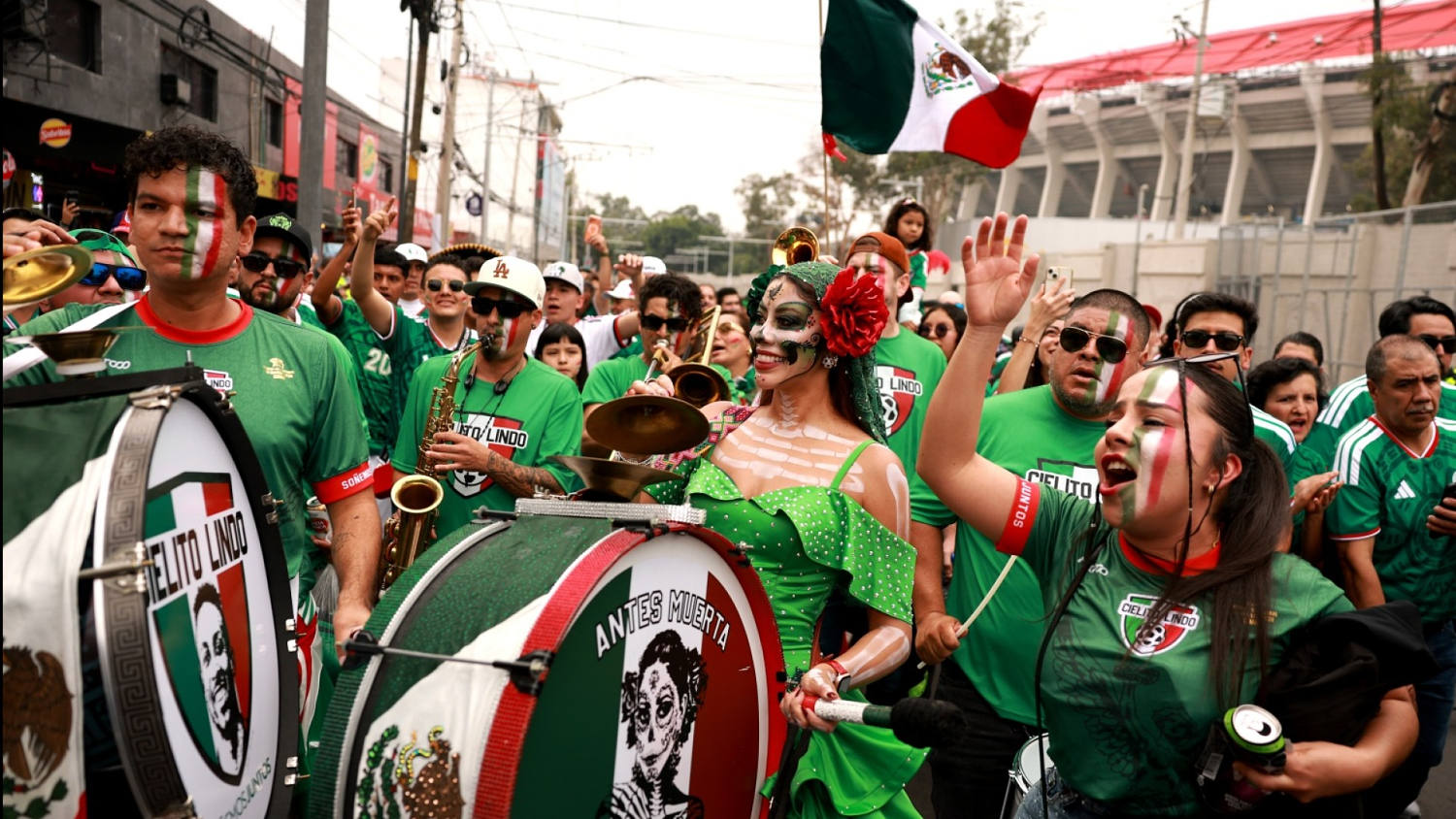 La pasión y el color la aportaron los hinchas de Noruega, Brasil, Inglaterra y México