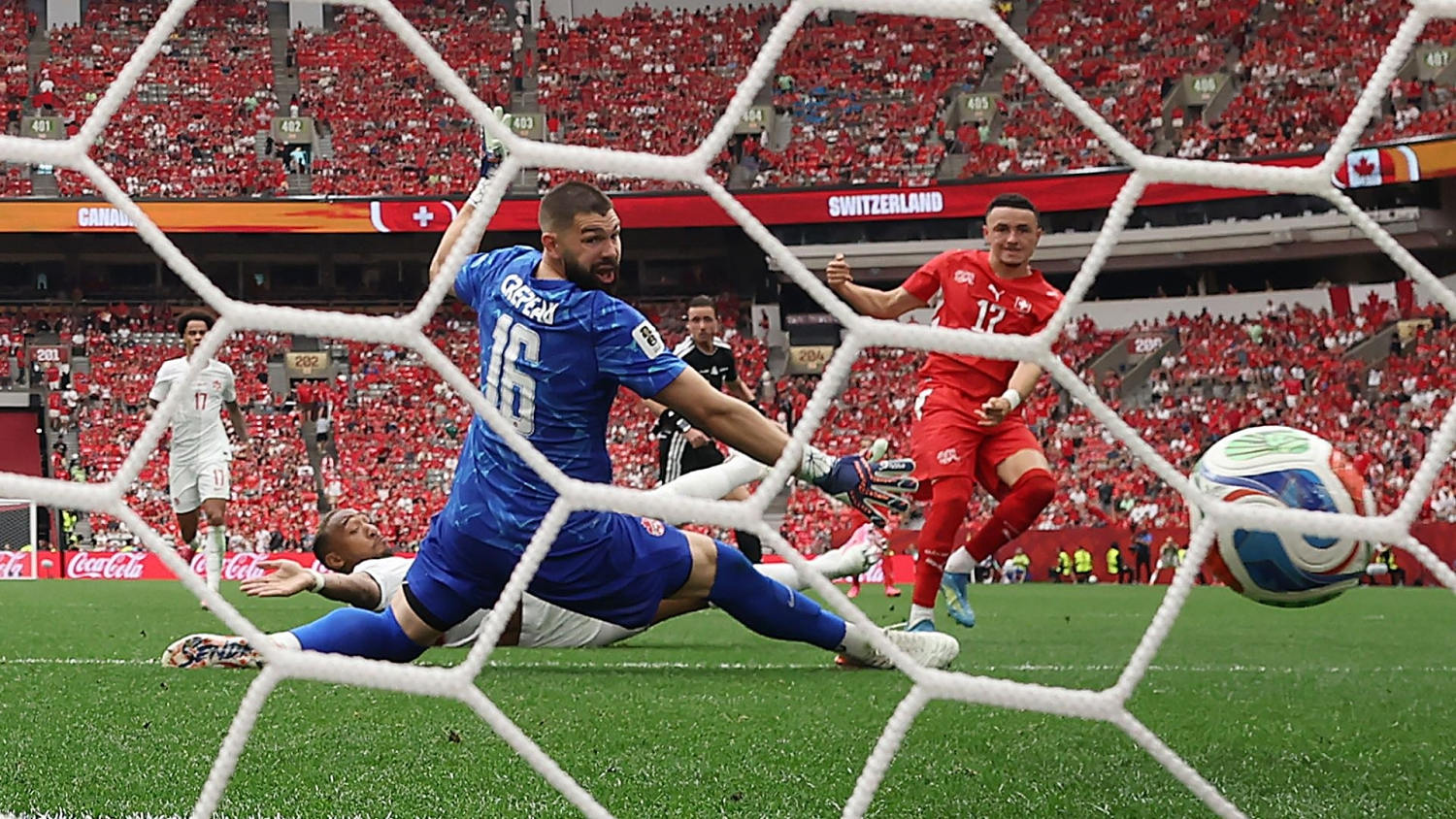 Rubén Vargas marca el 1-0 para Suiza sobre Canadá