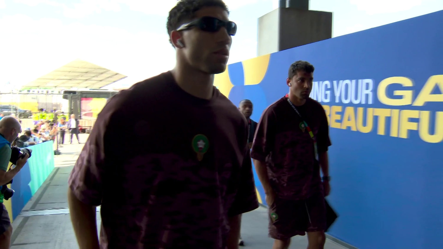 Tremendo look de Hakimi en su llegada para enfrentar a Brasil