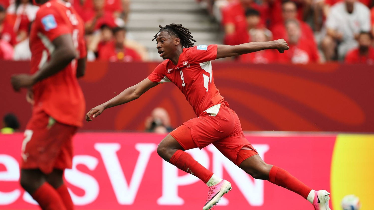 Johan Manzambi anota el 2-0 para Suiza que toma control del liderato del Grupo B