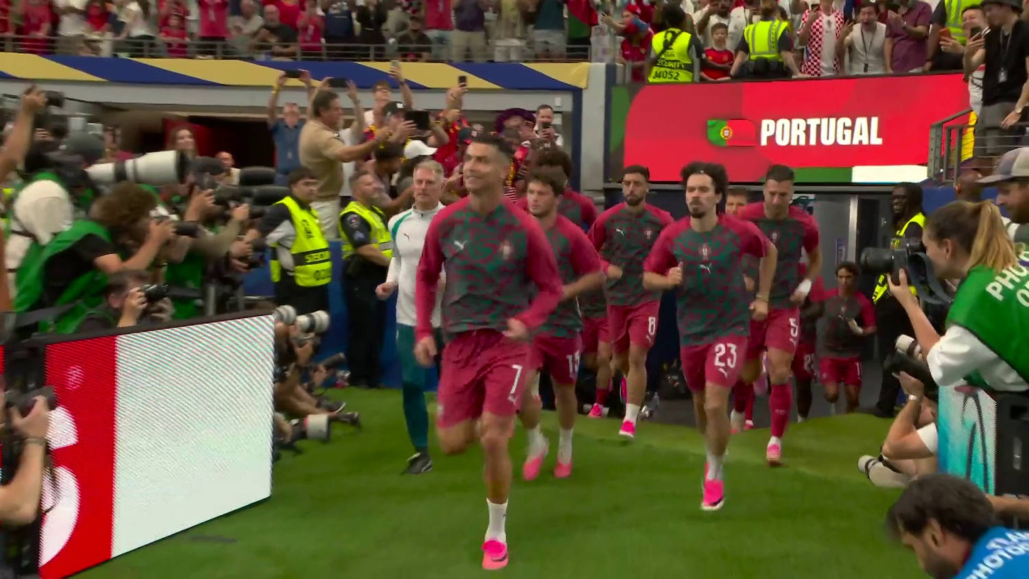 Cristiano Ronaldo recibe una tremenda ovación antes de enfrentar a España
