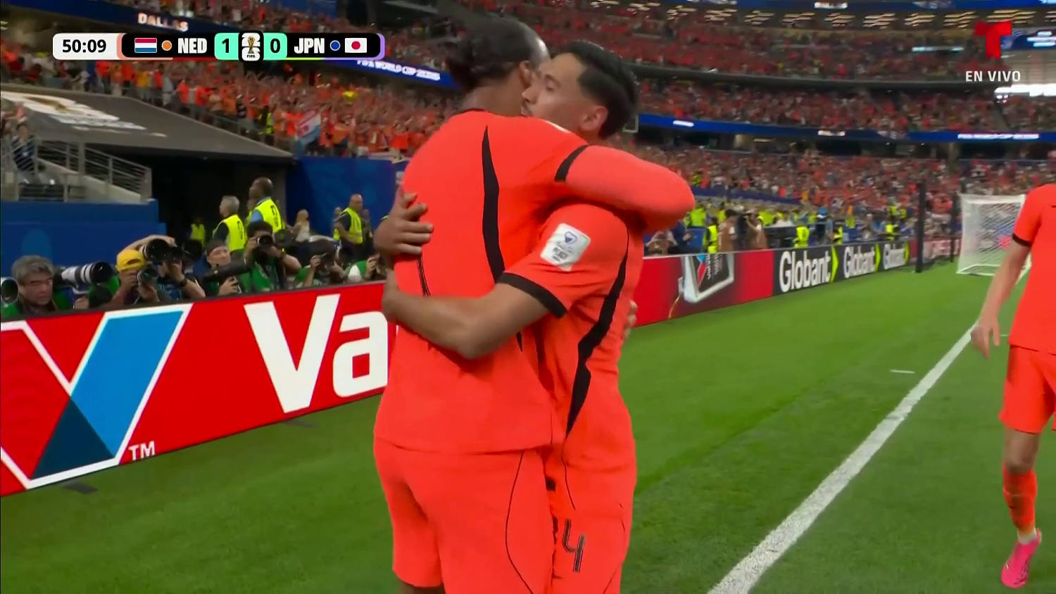 ¡De cabeza! Virgil van Dijk se eleva por los aires para abrir el marcador de Países Bajos ante Japón