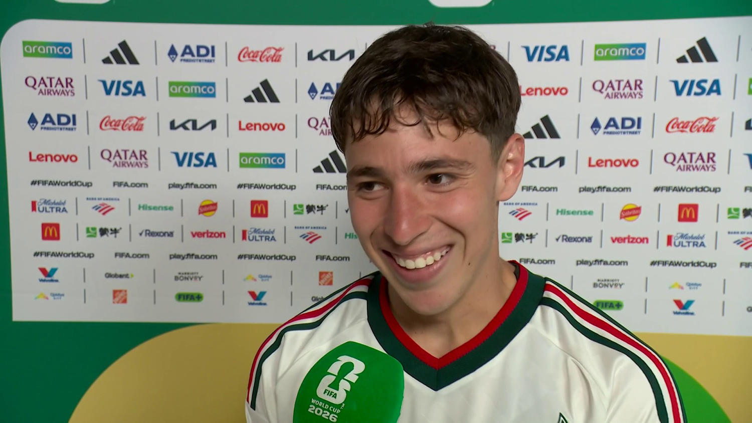 Mateo Chávez celebra su primer gol en un Mundial