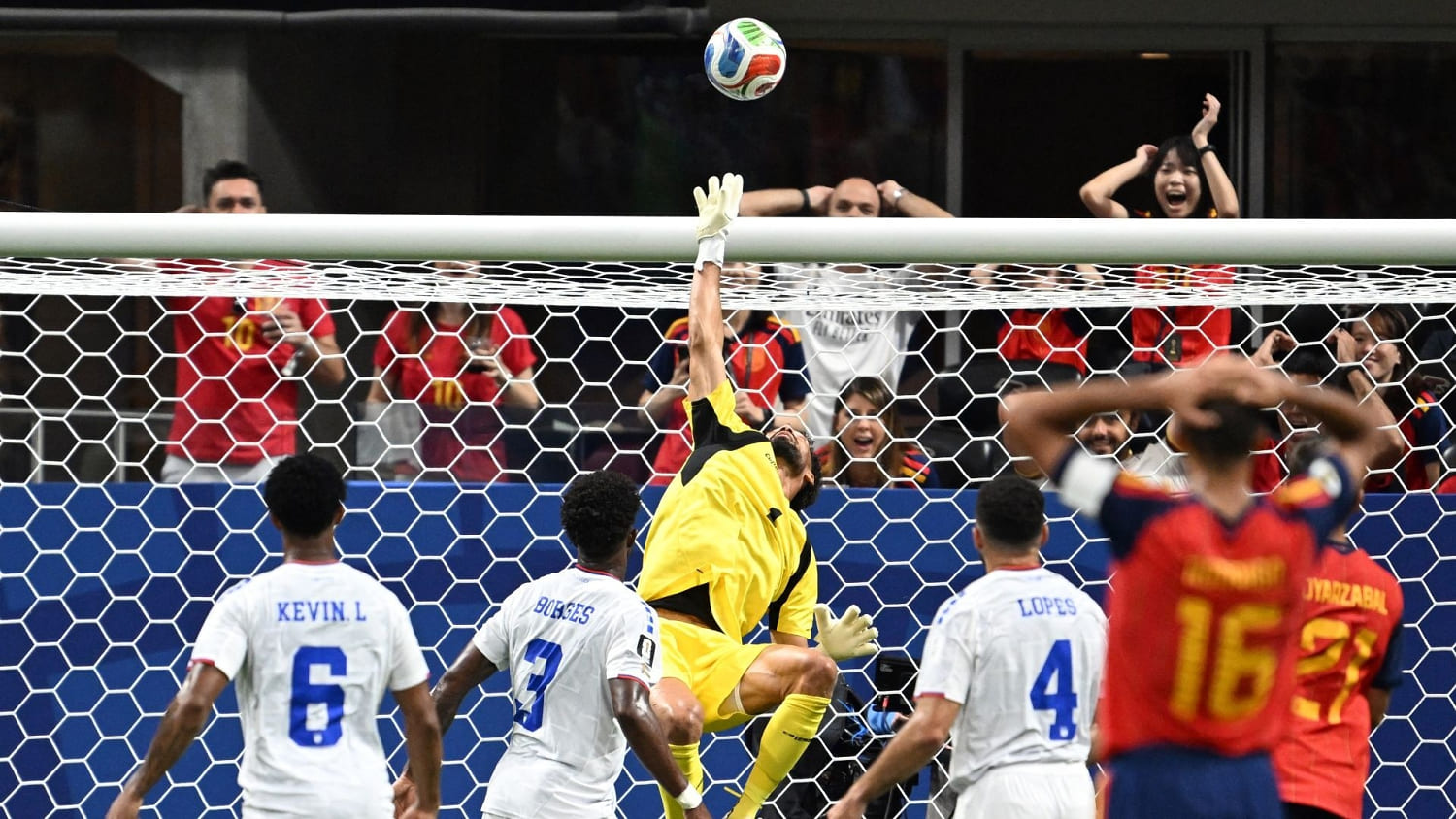 Vozinha reencarna el espíritu de Guillermo Ochoa y lo ataja todo ante España