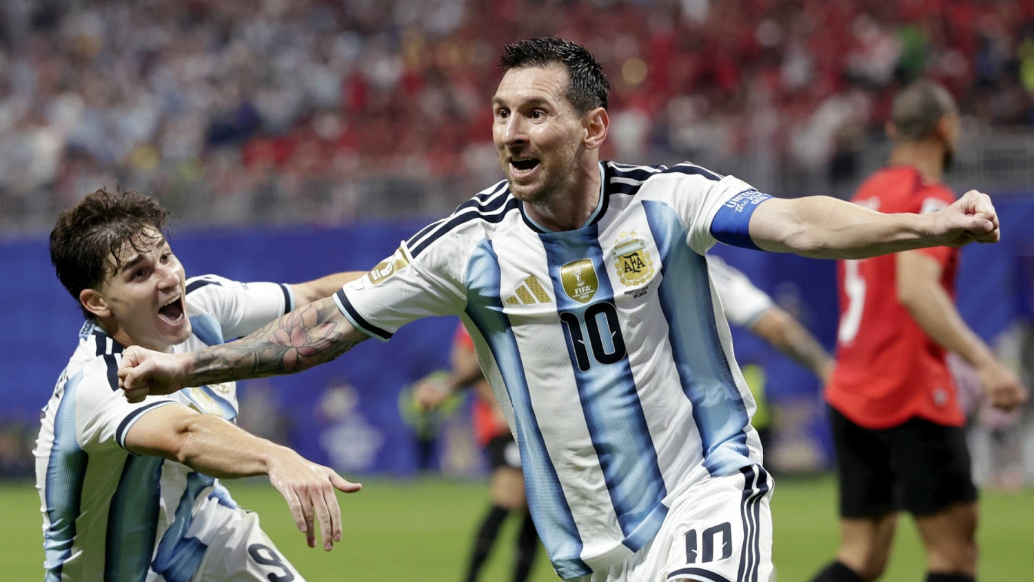 Argentina resucita con Messi y elimina a Egipto.