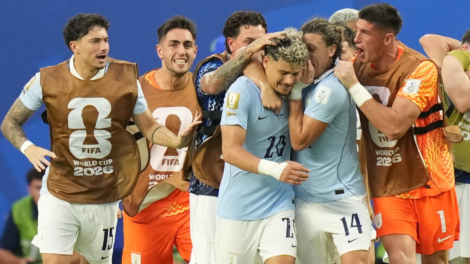 El banquillo uruguayo da un respiro tras el gol del empate de Maximiliano Araújo