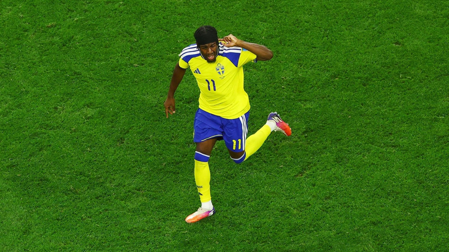 ¡Golazo! Anthony Elanga le da curva a la pelota y logra el empate para Suecia ante Japón