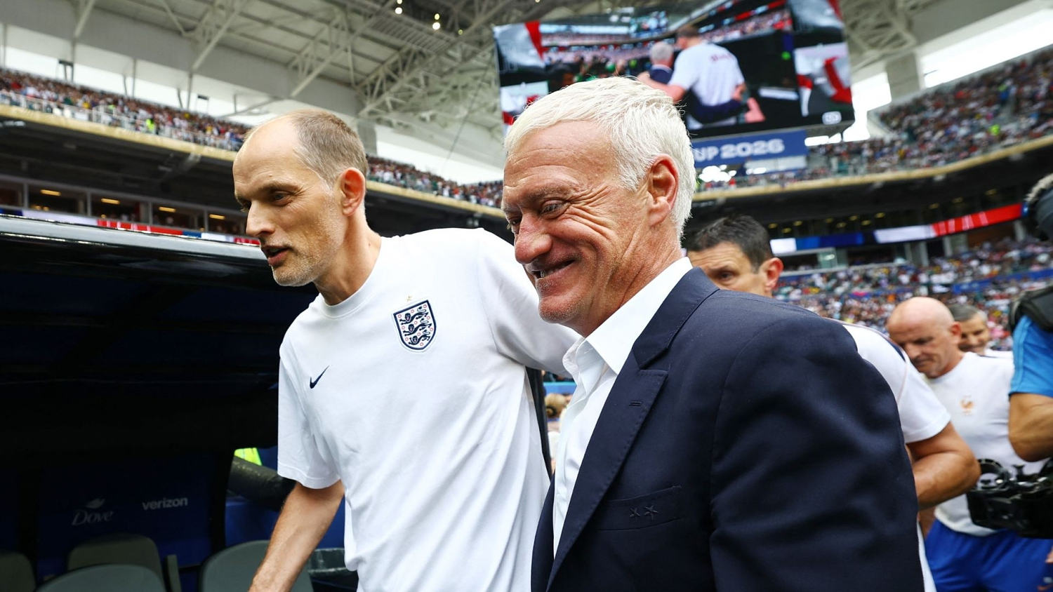 Tuchel y Deschamps se abrazan previo al enfrentamiento entre Inglaterra y Francia